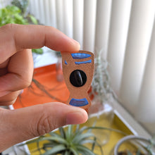 Load image into Gallery viewer, Photo of the backside of che pin